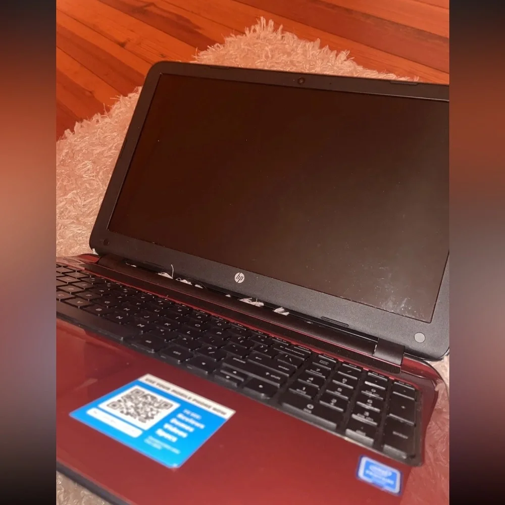 Computer with its charger and a bag